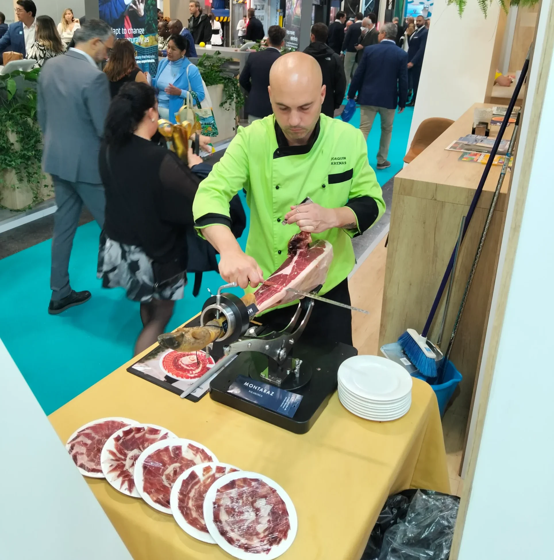 Joaquín Arenas haciendo exhibición de corte de jamón