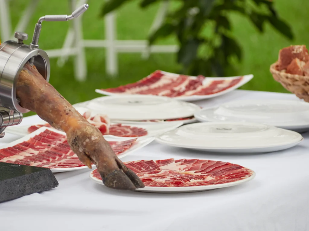 platos de jamón en mesa blanca