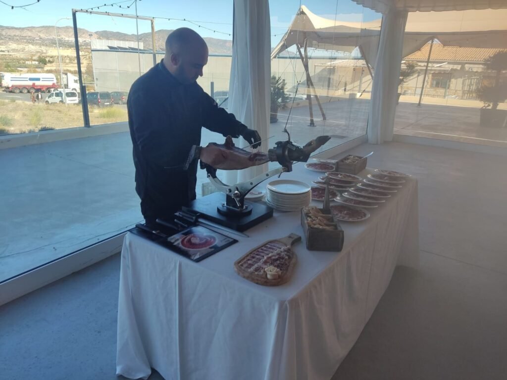 Plato de jamón cortado